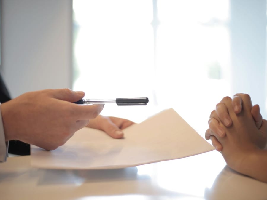 Asesoría financiera: revisión de documentos y firma de una póliza